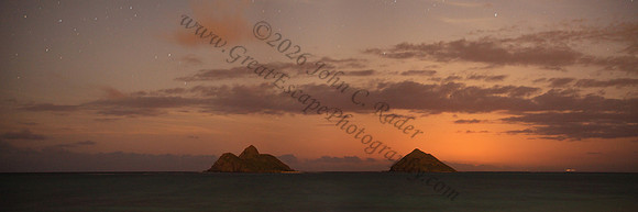 Moonrise over Mokulua Nui and Mokulua Iki islands in Lanikai, Oahu Hawaii